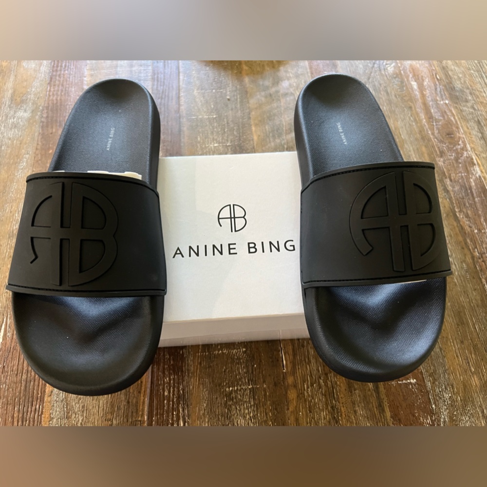 ISLA SLIDES - BLACK MONOGRAM. Size 38.
